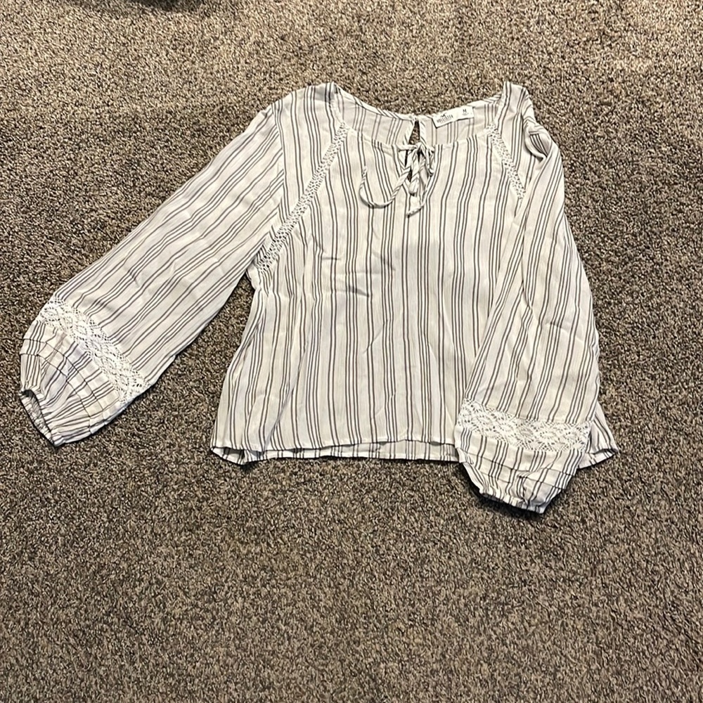 Women’s Hollister Top. Like new condition, super cute!